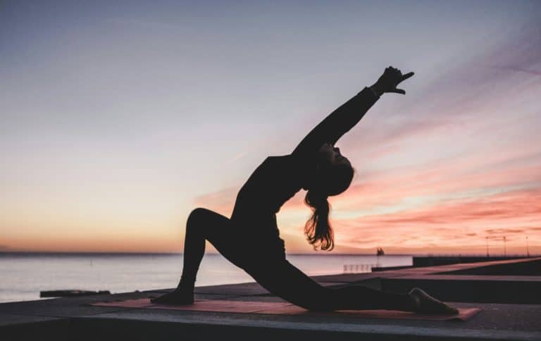 Une femme fait du yoga