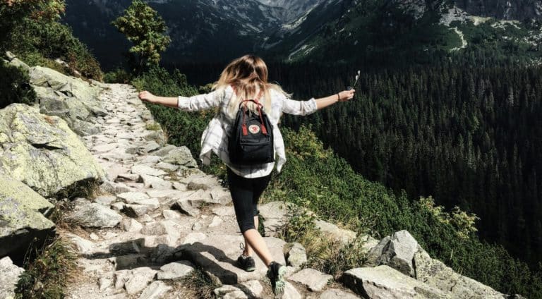 Une femme court sur une montagne