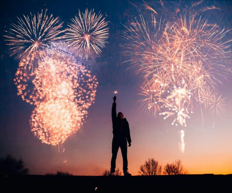 Un feu d'artifice avec un homme devant