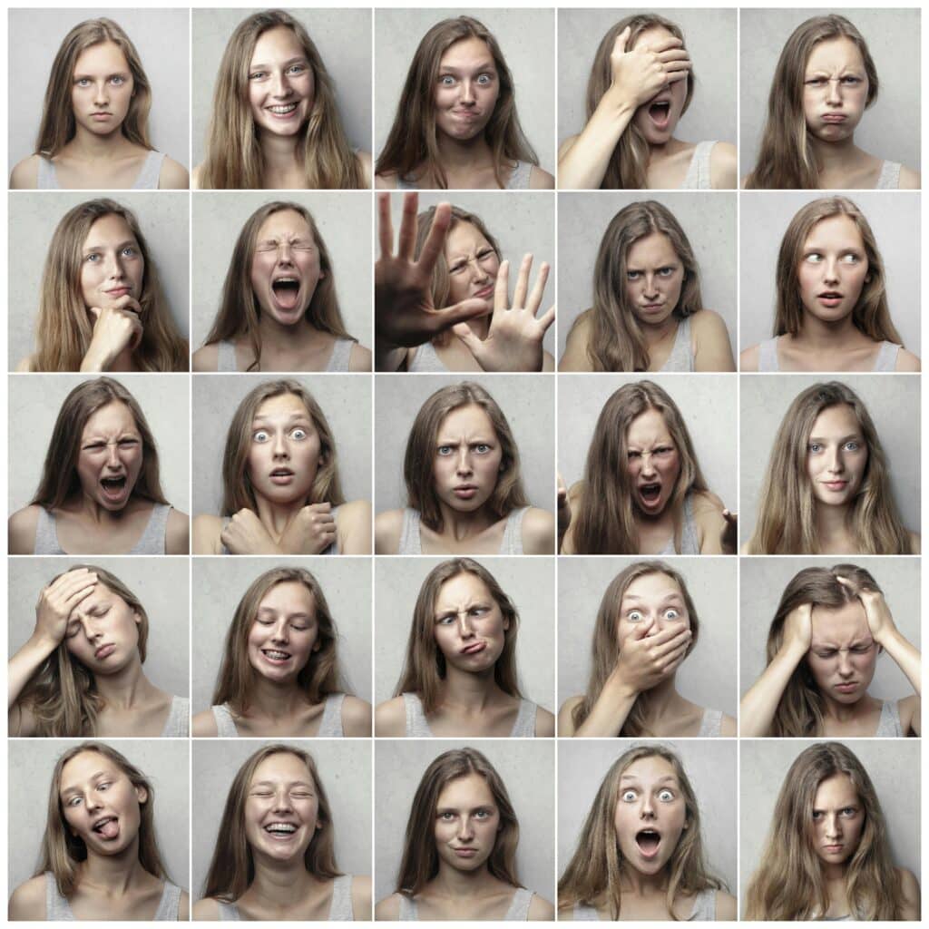 Plein de visages de femmes montrent plein d'émotions différentes